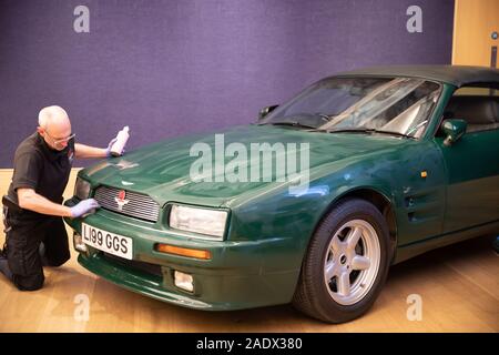 London, Großbritannien. 5 Dez, 2019. Einen Fotoauftrag fand bei Bonhams New Bond Street für ihre feinen Sammler Auto Verkauf. Empfohlene war ein 1994 Aston Martin Virage Volante 6.3 Liter. Es neu an Seine Königliche Hoheit der Prinz von Wales, der es für 23 Jahre fuhr geliefert wurde, war es zu seiner maßgeschneiderten Spezifikation gebaut. Auf £ 225.000 geschätzt - £ 275.000. Der Verkauf von 35 historischen und modernen Sammler Autos findet am Samstag 7. Dezember um 14.30 Uhr. Credit: Keith Larby/Alamy leben Nachrichten Stockfoto