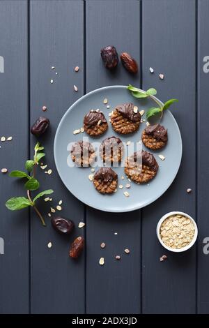Raw vegan Glutenfrei paleo Stil Cookies mit geschmolzener Schokolade und Himalaya Salz auf die graue Platte copyspace Stockfoto