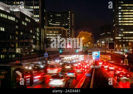 Essen, Ruhrgebiet, Nordrhein-Westfalen, Deutschland - Autobahn A 40 am Abend in der Essener Innenstadt. Essen, Ruhrgebiet Nordrhein-Westfal Stockfoto