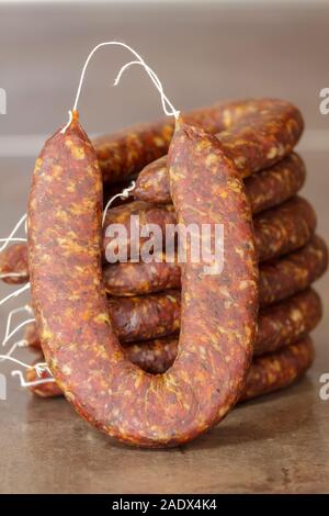 Traditionelle Horseshoe - getrocknete Wurst. selektive Fokus mit geringer Tiefenschärfe. Stockfoto
