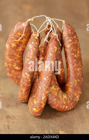 Traditionelle Horseshoe - getrocknete Wurst. selektive Fokus mit geringer Tiefenschärfe. Stockfoto