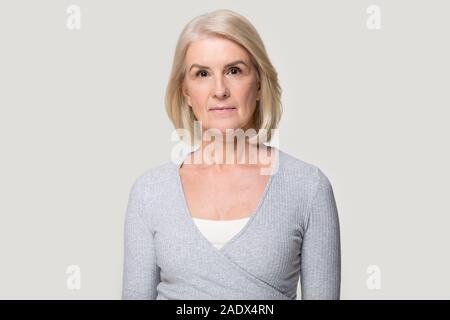Kopf geschossen von schweren alten Frau an der Kamera auf der Suche Stockfoto