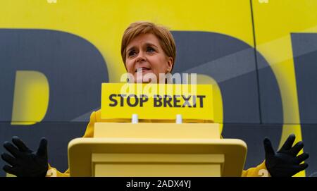 South Queensferry, Schottland, Großbritannien. 5 Dez, 2019. SNP-Chef Nicola Sturgeon markiert die letzte Woche des Wahlkampfes der SNP durch Anpfiff eine Tour durch Schottland auf der SNP-Kampagne Bus. Der erste Minister warnte, es gibt nur sieben Tage Brexit zu stoppen, und Schottlands Zukunft in Schottlands Hände - nicht Boris Johnson's. Credit: Iain Masterton/Alamy leben Nachrichten Stockfoto