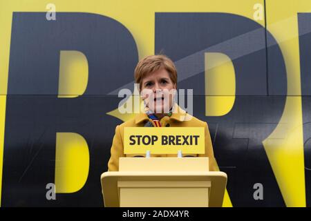 South Queensferry, Schottland, Großbritannien. 5 Dez, 2019. SNP-Chef Nicola Sturgeon markiert die letzte Woche des Wahlkampfes der SNP durch Anpfiff eine Tour durch Schottland auf der SNP-Kampagne Bus. Der erste Minister warnte, es gibt nur sieben Tage Brexit zu stoppen, und Schottlands Zukunft in Schottlands Hände - nicht Boris Johnson's. Credit: Iain Masterton/Alamy leben Nachrichten Stockfoto