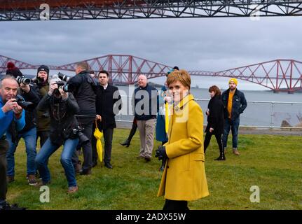 South Queensferry, Schottland, Großbritannien. 5 Dez, 2019. SNP-Chef Nicola Sturgeon markiert die letzte Woche des Wahlkampfes der SNP durch Anpfiff eine Tour durch Schottland auf der SNP-Kampagne Bus. Der erste Minister warnte, es gibt nur sieben Tage Brexit zu stoppen, und Schottlands Zukunft in Schottlands Hände - nicht Boris Johnson's. Credit: Iain Masterton/Alamy leben Nachrichten Stockfoto