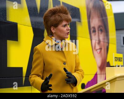 South Queensferry, Schottland, Großbritannien. 5 Dez, 2019. SNP-Chef Nicola Sturgeon markiert die letzte Woche des Wahlkampfes der SNP durch Anpfiff eine Tour durch Schottland auf der SNP-Kampagne Bus. Der erste Minister warnte, es gibt nur sieben Tage Brexit zu stoppen, und Schottlands Zukunft in Schottlands Hände - nicht Boris Johnson's. Credit: Iain Masterton/Alamy leben Nachrichten Stockfoto