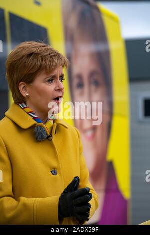 South Queensferry, Schottland, Großbritannien. 5 Dez, 2019. SNP-Chef Nicola Sturgeon markiert die letzte Woche des Wahlkampfes der SNP durch Anpfiff eine Tour durch Schottland auf der SNP-Kampagne Bus. Der erste Minister warnte, es gibt nur sieben Tage Brexit zu stoppen, und Schottlands Zukunft in Schottlands Hände - nicht Boris Johnson's. Credit: Iain Masterton/Alamy leben Nachrichten Stockfoto