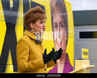 South Queensferry, Schottland, Großbritannien. 5 Dez, 2019. SNP-Chef Nicola Sturgeon markiert die letzte Woche des Wahlkampfes der SNP durch Anpfiff eine Tour durch Schottland auf der SNP-Kampagne Bus. Der erste Minister warnte, es gibt nur sieben Tage Brexit zu stoppen, und Schottlands Zukunft in Schottlands Hände - nicht Boris Johnson's. Credit: Iain Masterton/Alamy leben Nachrichten Stockfoto