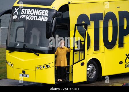 South Queensferry, Schottland, Großbritannien. 5 Dez, 2019. SNP-Chef Nicola Sturgeon markiert die letzte Woche des Wahlkampfes der SNP durch Anpfiff eine Tour durch Schottland auf der SNP-Kampagne Bus. Der erste Minister warnte, es gibt nur sieben Tage Brexit zu stoppen, und Schottlands Zukunft in Schottlands Hände - nicht Boris Johnson's. Credit: Iain Masterton/Alamy leben Nachrichten Stockfoto