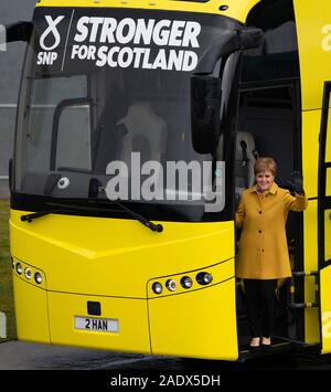 South Queensferry, Schottland, Großbritannien. 5 Dez, 2019. SNP-Chef Nicola Sturgeon markiert die letzte Woche des Wahlkampfes der SNP durch Anpfiff eine Tour durch Schottland auf der SNP-Kampagne Bus. Der erste Minister warnte, es gibt nur sieben Tage Brexit zu stoppen, und Schottlands Zukunft in Schottlands Hände - nicht Boris Johnson's. Credit: Iain Masterton/Alamy leben Nachrichten Stockfoto