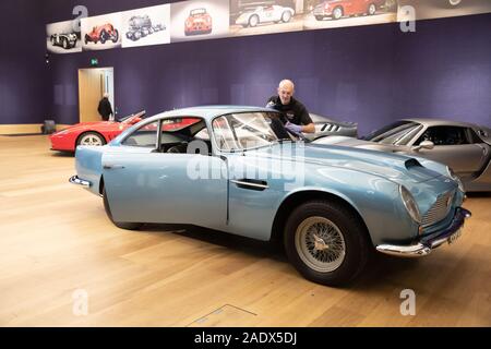 London, Großbritannien. 5 Dez, 2019. Einen Fotoauftrag fand bei Bonhams New Bond Street für ihre feinen Sammler Auto Verkauf. Empfohlene war ein 1961 Aston Martin DB4 GT Lightweight Sports Saloon. Der Verkauf von 35 historischen und modernen Sammler Autos findet am Samstag 7. Dezember um 14.30 Uhr. Credit: Keith Larby/Alamy leben Nachrichten Stockfoto