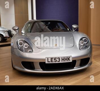 London, Großbritannien. 5 Dez, 2019. Einen Fotoauftrag fand bei Bonhams New Bond Street für ihre feinen Sammler Auto Verkauf. Aus der Sammlung von Jay Kay angeboten. 2.400 Meilen von New 2004 Porsche Carrera GT. Der Verkauf von 35 historischen und modernen Sammler Autos findet am Samstag 7. Dezember um 14.30 Uhr. Credit: Keith Larby/Alamy leben Nachrichten Stockfoto