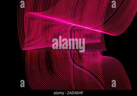Helles Neon Linie entworfen, Hintergrund, Schuß mit langen Belichtungszeit. Moderne Hintergrund in Zeilen Stil. Abstrakte, kreative Wirkung, Textur mit Beleuchtung, Kunst der Farben Kombination. Künstlerische Wahl der Formen. Stockfoto