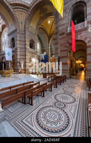 Bodenfliesen im Inneren der Cathédrale La Major - Kathedrale von Saint Mary Major in Marseille, Frankreich, Europa Stockfoto