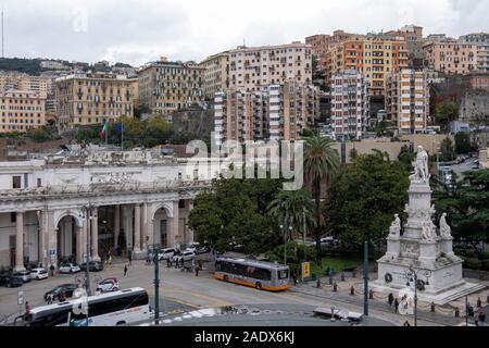 Hohe Betrachtungswinkel und der Bahnhof Genova Piazza Principe und der Cristopher Columbus Monument an der Piazza Acquaverde in Genua, Italien, Europa Stockfoto