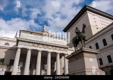 Giuseppe Garibladi Reiterstatue vor dem Opernhaus des Teatro Carlo Felice in Genua, Italien, Europa Stockfoto