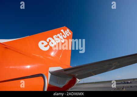 EasyJet Flugzeug auf der Landebahn Stockfoto