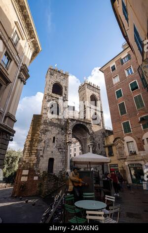 Porta Soprana - die mittelalterlichen Tore der Stadtmauer der Altstadt von Genua, Italien, Europa Stockfoto