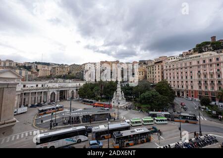 Luftaufnahme der Bahnhof Genova Piazza Principe und der Cristopher Columbus Monument an der Piazza Acquaverde in Genua, Italien, Europa Stockfoto