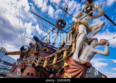 Nachbau eines historischen Holz Piratenschiff Galeone mit einer Statue des Neptun als Aushängeschild in Genua, Italien, Europa Stockfoto