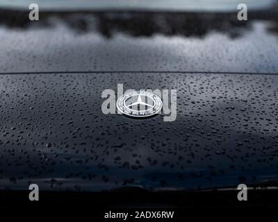 Mercedes Benz Abzeichen Symbol auf einer Motorhaube Stockfoto
