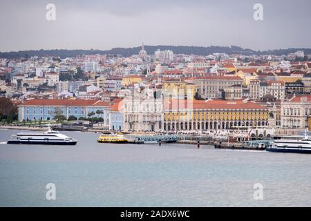 Cacilheiro Boot anreisen am Terreiro do Paço aka Praça do Comércio nach überqueren den Fluss Tagus, Lissabon, Portugal, Europa Stockfoto