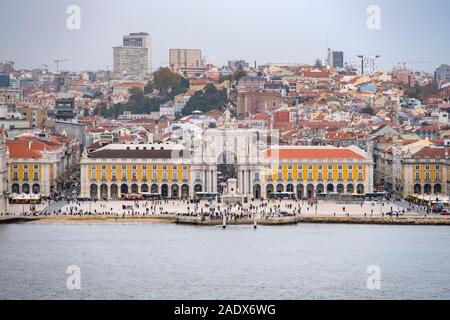 Terreiro do Paço aka Praça Comércio und die Rua Augusta Triumphbogen in Lissabon, Portugal, Europa Stockfoto