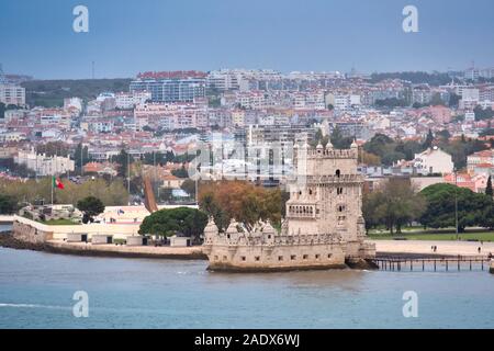 Belem Turm aka Torre de Belém als vom Fluss Tejo in Lissabon, Portugal gesehen Stockfoto