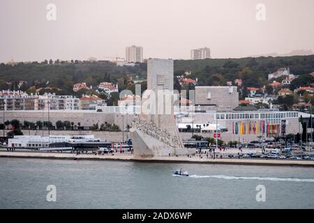 Die padrão dos Descobrimentos Monument mit dem Centro Cultural de Belém im Hintergrund, die aus dem Fluss Tejo, Belem, Lissabon, Portugal gesehen Stockfoto