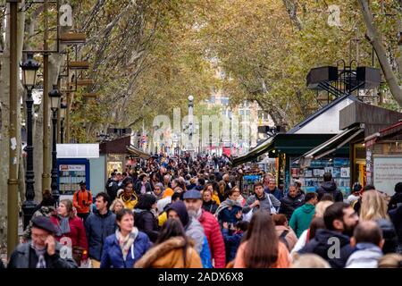 Las Ramblas überfüllten touristischen Straße in Barcelona, Spanien, Europa Stockfoto