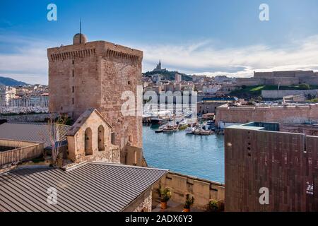 Blick auf die olf Port aus dem Fort Saint-Jean mit der Basilique Notre-Dame de la Garde auf der Spitze des Hügels, Marseille, Frankreich, Europa Stockfoto