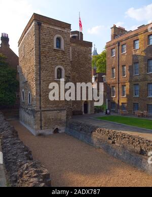 Die alten historischen Straßen hinter der Westminster Abbey: Jahrhunderte Architektur leben in atemberaubenden Brillanz. Stockfoto