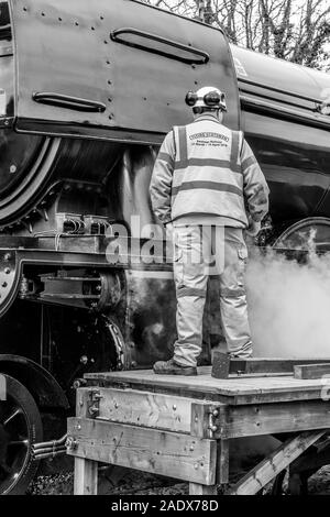 Mitarbeiter neben der berühmten Flying Scotsman, Großbritannien Stockfoto