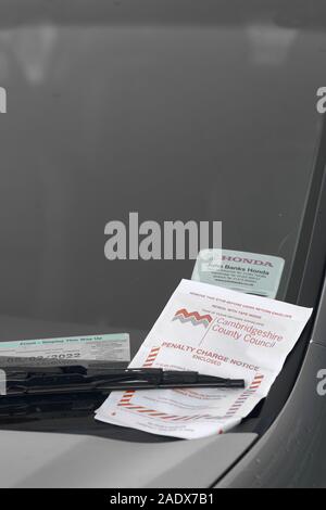 Gebühr Hinweis (Parkplatz) sicher unter die Scheibenwischer eines Autos in Cambridge, England. Stockfoto
