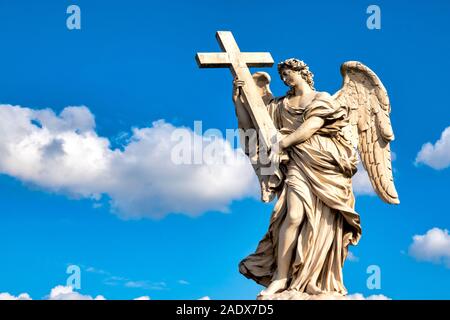 Engel mit Kreuz auf dem Ponte Sant ' Angelo, Rom, Italien Stockfoto