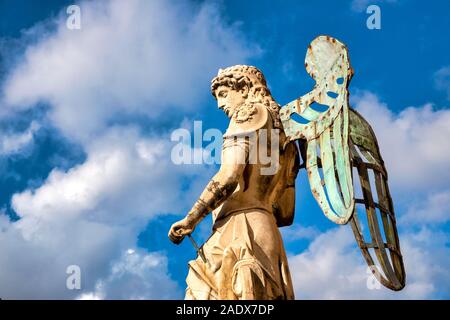 Marmor Statue des Heiligen Michael von Raffaello da Montelupo in Castel Sant'Angelo, Rom Italien Stockfoto