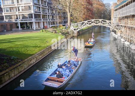 Touristen stochern Vergangenheit der mathematischen Holzbrücke über den Fluss Cam neben Queens' College, Cambridge University, England, an einem sonnigen Wintertag. Stockfoto