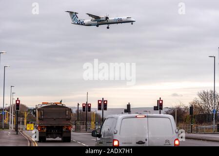 DHC -8-402 FlyBe Bombardier Q400 aicraft Landung in Manchester. Stockfoto