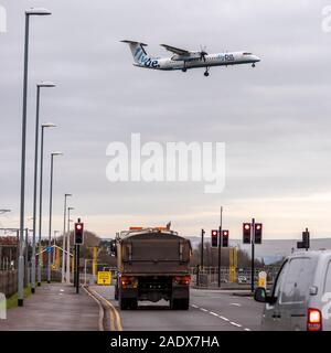 DHC -8-402 FlyBe Bombardier Q400 aicraft Landung in Manchester. Stockfoto