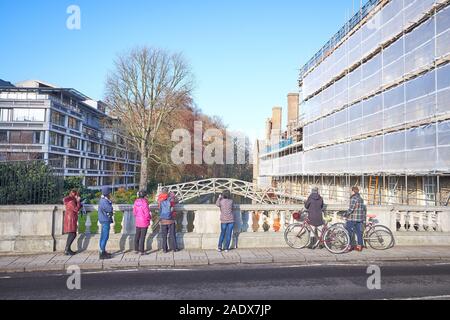 Touristen stehen auf der Brücke im Silver Street, Cambridge, England, an der hölzernen mathematische Brücke über den Fluss Cam neben Queens' College zu suchen Stockfoto