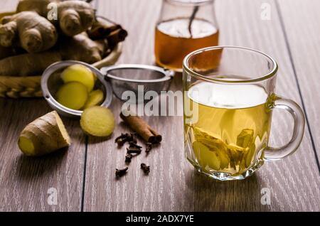 Stillleben mit Tee. Natürliche Kräuter Tee mit Ingwer, Honig und Zitrone. Stockfoto