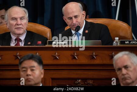 Washington, District of Columbia, USA. 4. Dez, 2019. United States Vertreter Louie Gohmert (Vertreter von Texas), rechts, und die Vereinigten Staaten Vertreter Steve Chabot (Republikaner aus Ohio), Links, besuchen ein Haus Justiz Ausschuss Anhörung zum Amtsenthebungsverfahren gegen US-Präsident Donald Trump auf dem Capitol Hill in Washington, DC, 4. Dezember 2019 Credit: Saul Loeb/CNP/ZUMA Draht/Alamy leben Nachrichten Stockfoto