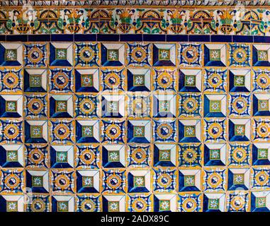Keramik Mosaik Muster. Bunte, mit Blumenmustern Hintergrund. Keramik Mosaik Nahaufnahme. Andalusische keramische Wand. Dirty geblümten Wand fragment Foto. Kontrast. Fliese Stockfoto