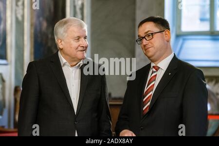 05 Dezember 2019, Schleswig-Holstein, Lübeck: Horst Seehofer (CSU), Bundesminister des Innern, und Jan Lindenau (SPD), Bürgermeister von Lübeck, stehen zusammen im Rathaus der Hansestadt. Die Innenminister der Laender hatten angekündigt, dass sie auf ihrer Konferenz zu Themen wie die Bekämpfung von Rechtsextremismus und Antisemitismus, Umgang mit Hassreden auf dem Internet und die Einwanderungs- und Flüchtlingspolitik sprechen würde. Foto: Markus Scholz/dpa Stockfoto