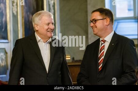 05 Dezember 2019, Schleswig-Holstein, Lübeck: Horst Seehofer (CSU), Bundesminister des Innern, und Jan Lindenau (SPD), Bürgermeister von Lübeck, stehen zusammen im Rathaus der Hansestadt. Die Innenminister der Laender hatten angekündigt, dass sie auf ihrer Konferenz zu Themen wie die Bekämpfung von Rechtsextremismus und Antisemitismus, Umgang mit Hassreden auf dem Internet und die Einwanderungs- und Flüchtlingspolitik sprechen würde. Foto: Markus Scholz/dpa Stockfoto