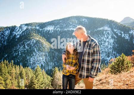 Großvater und Enkelin Wandern in den Bergen Stockfoto