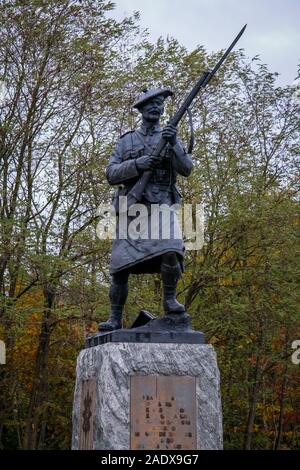 Die Black Watch Ecke Memorial im Polygon Holz in der Nähe von Ypern in Belgien. Die Bronzestatue wurde von Edinburgh Bildhauer Alan Herriot konzipiert und stellt eine Stockfoto