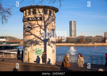 Der Wasserstand am Rhein, Blick auf das Dreieck Turm im Stadtteil Deutz, Köln, Deutschland. Pegeluhr am Rheinufer, Blick zum Trinag Stockfoto