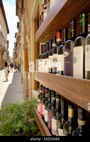 Lokale Flaschen Wein auf der Anzeige und zum Verkauf in die touristische Straßen von Montepulciano Ferienhaus Toskana Italien EU-Montepulciano d'Abruzzo Stockfoto