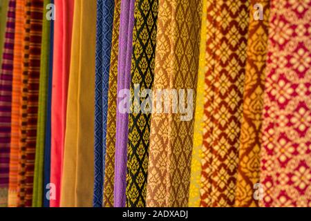 Raw von bunten Thai Seide Handwerk alte Vintage aus natürlichen Materialien Textur Hintergrund abgerissen. Stockfoto